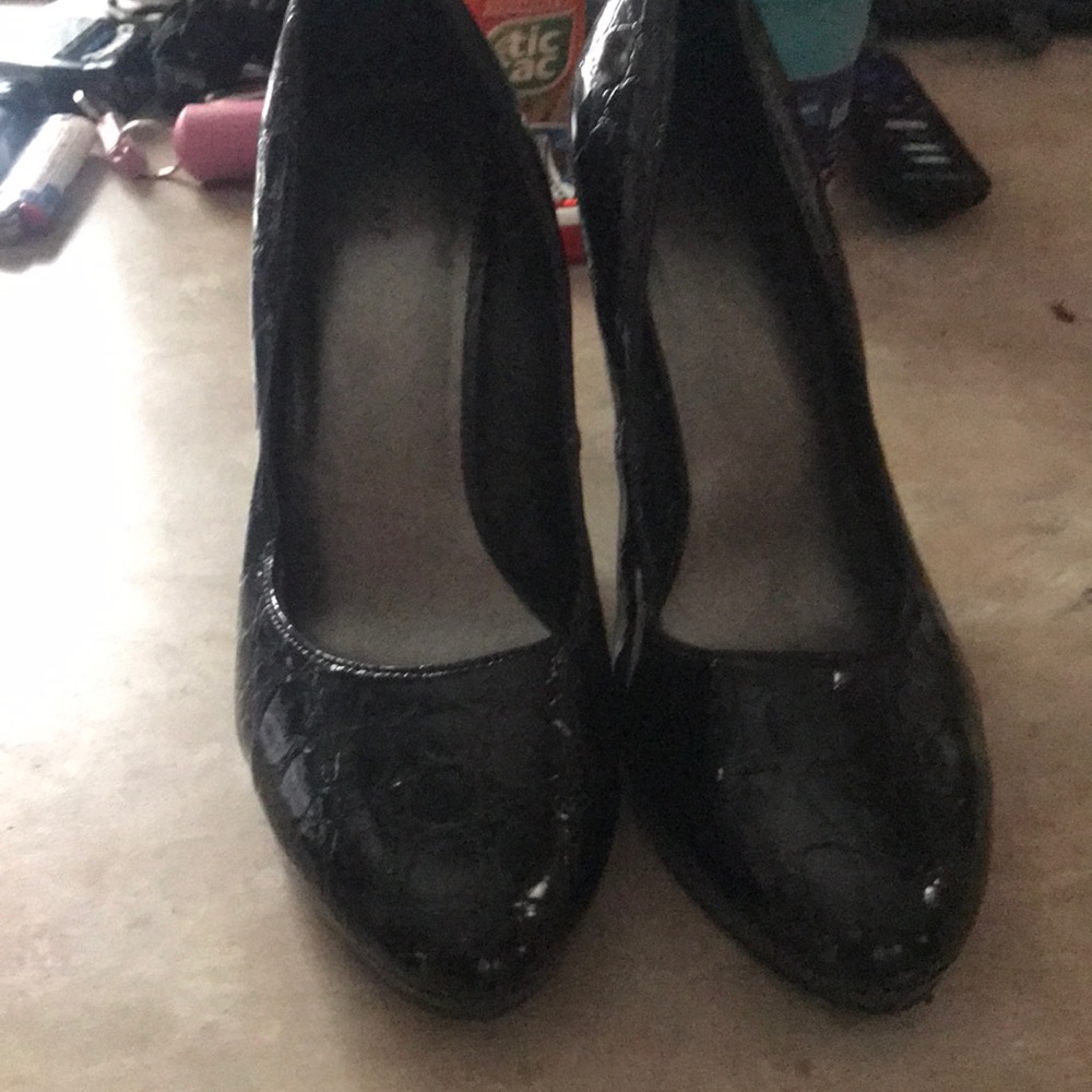 Blk leather pumps